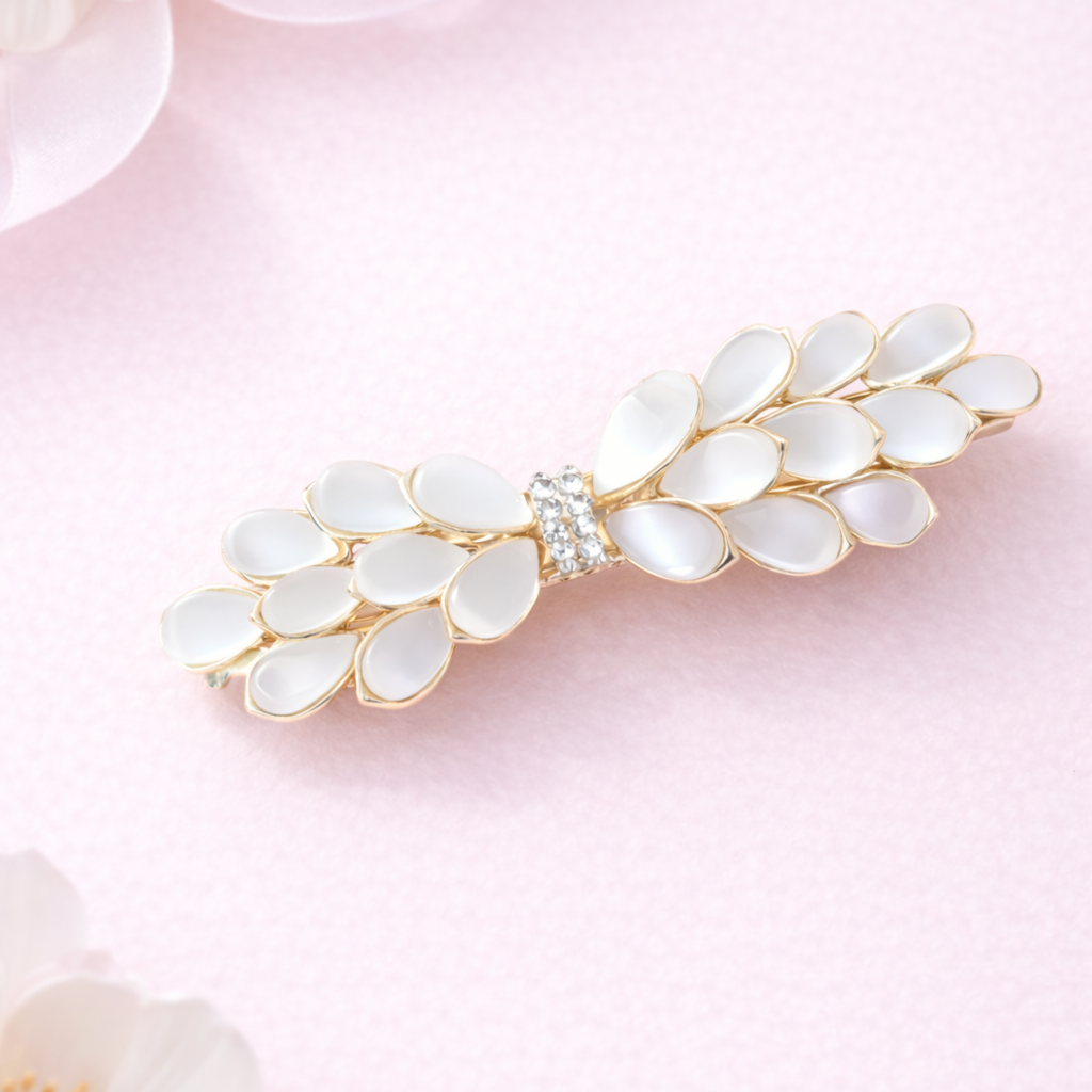 Bílá a zlatá francouzská spona do vlasů s perleťovými lístky a kamínky2